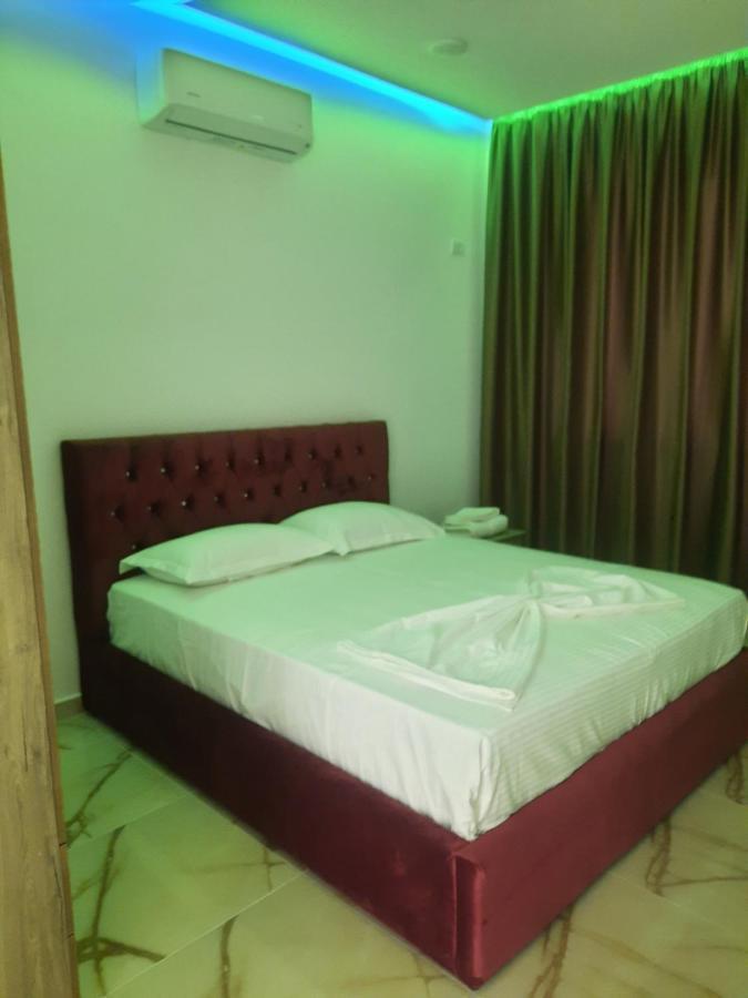 Hotel Megniar Lushnjë エクステリア 写真