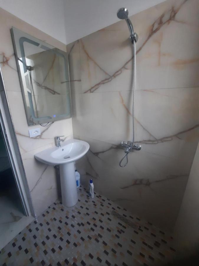 Hotel Megniar Lushnjë エクステリア 写真