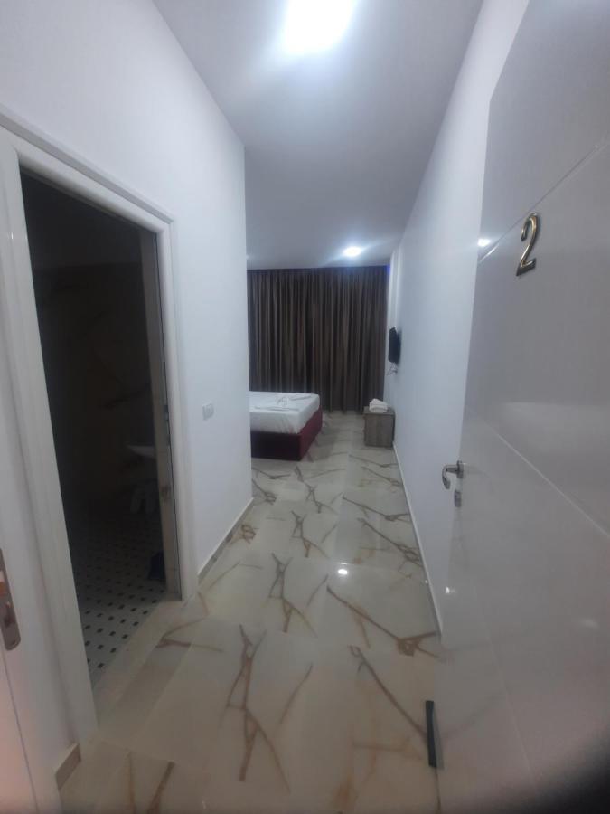 Hotel Megniar Lushnjë エクステリア 写真