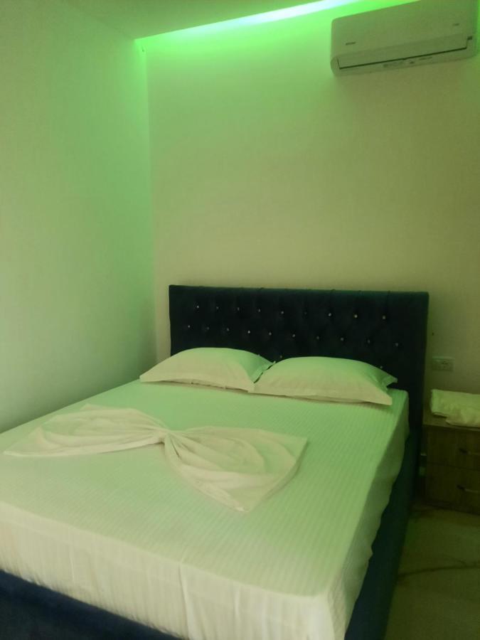 Hotel Megniar Lushnjë エクステリア 写真