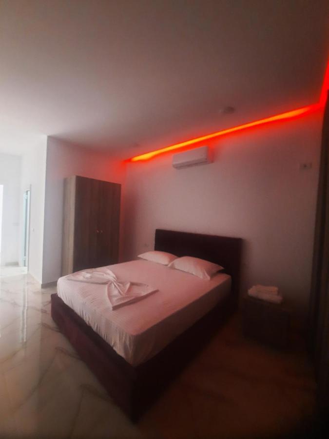 Hotel Megniar Lushnjë エクステリア 写真