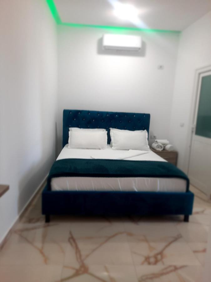 Hotel Megniar Lushnjë エクステリア 写真