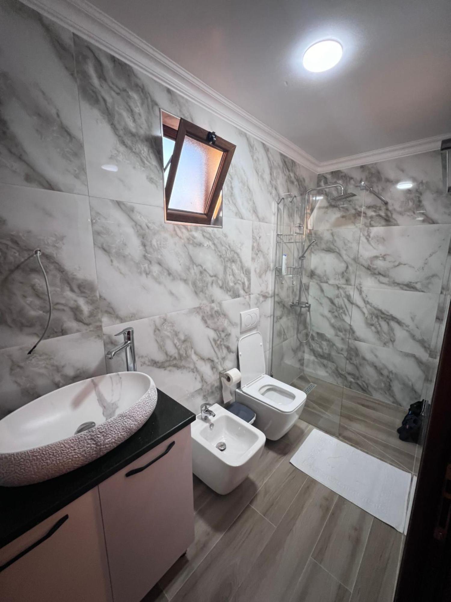 Hotel Megniar Lushnjë エクステリア 写真