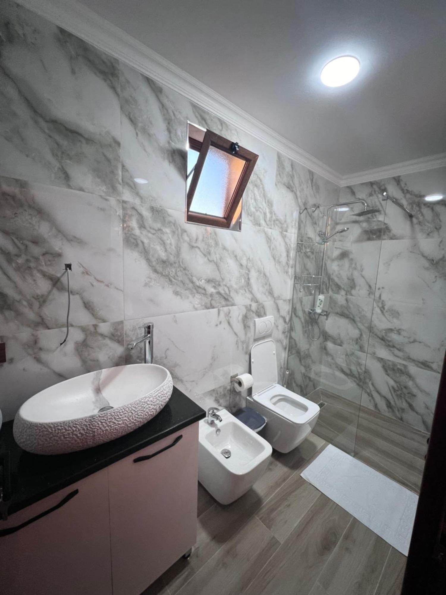 Hotel Megniar Lushnjë エクステリア 写真
