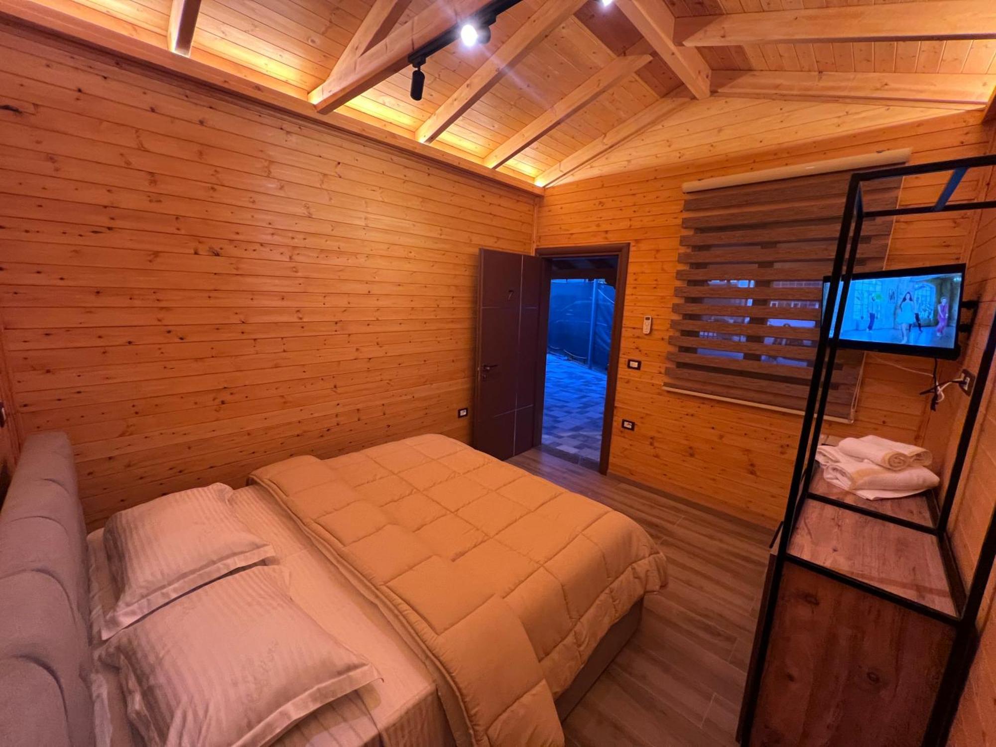 Hotel Megniar Lushnjë エクステリア 写真