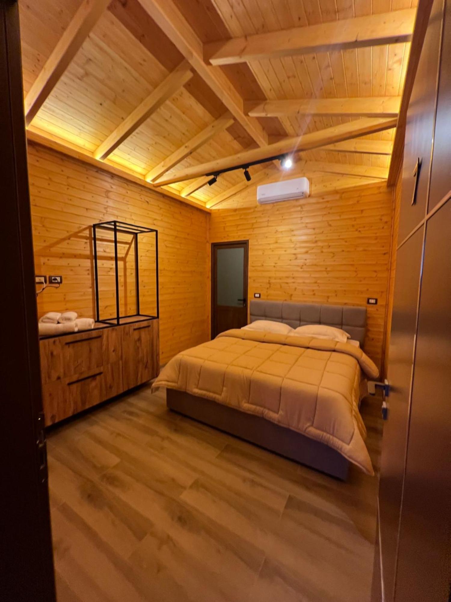 Hotel Megniar Lushnjë エクステリア 写真