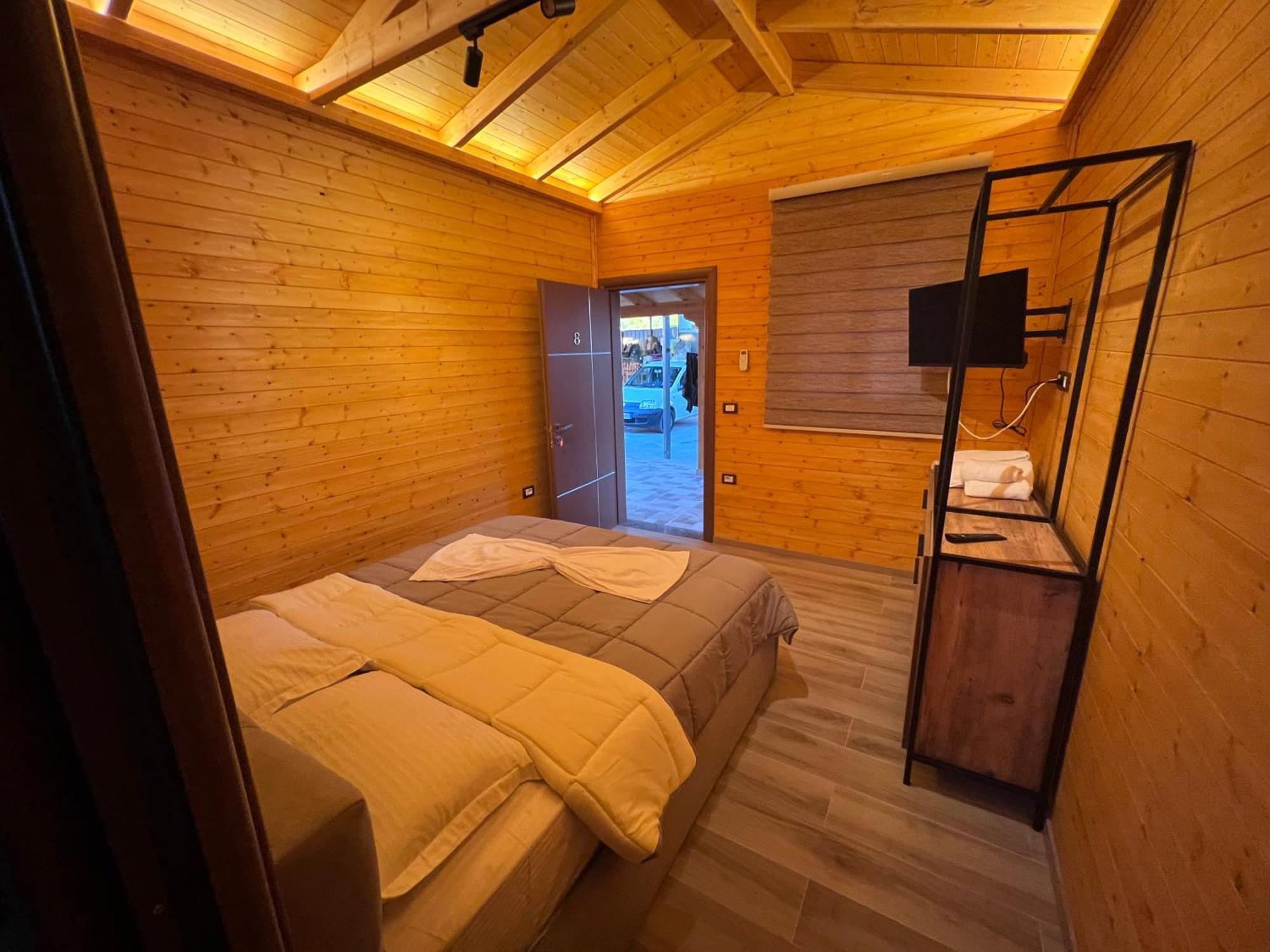 Hotel Megniar Lushnjë エクステリア 写真