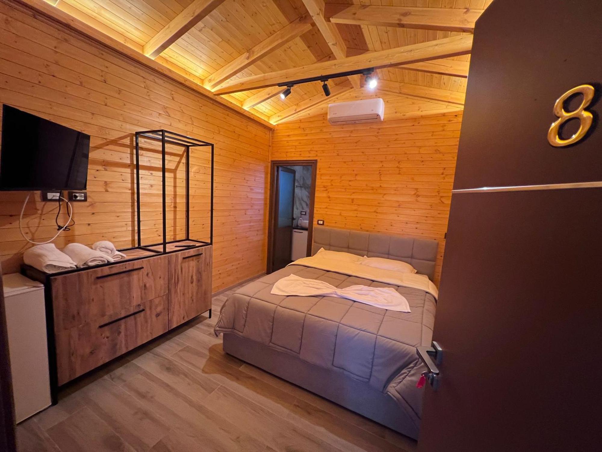 Hotel Megniar Lushnjë エクステリア 写真