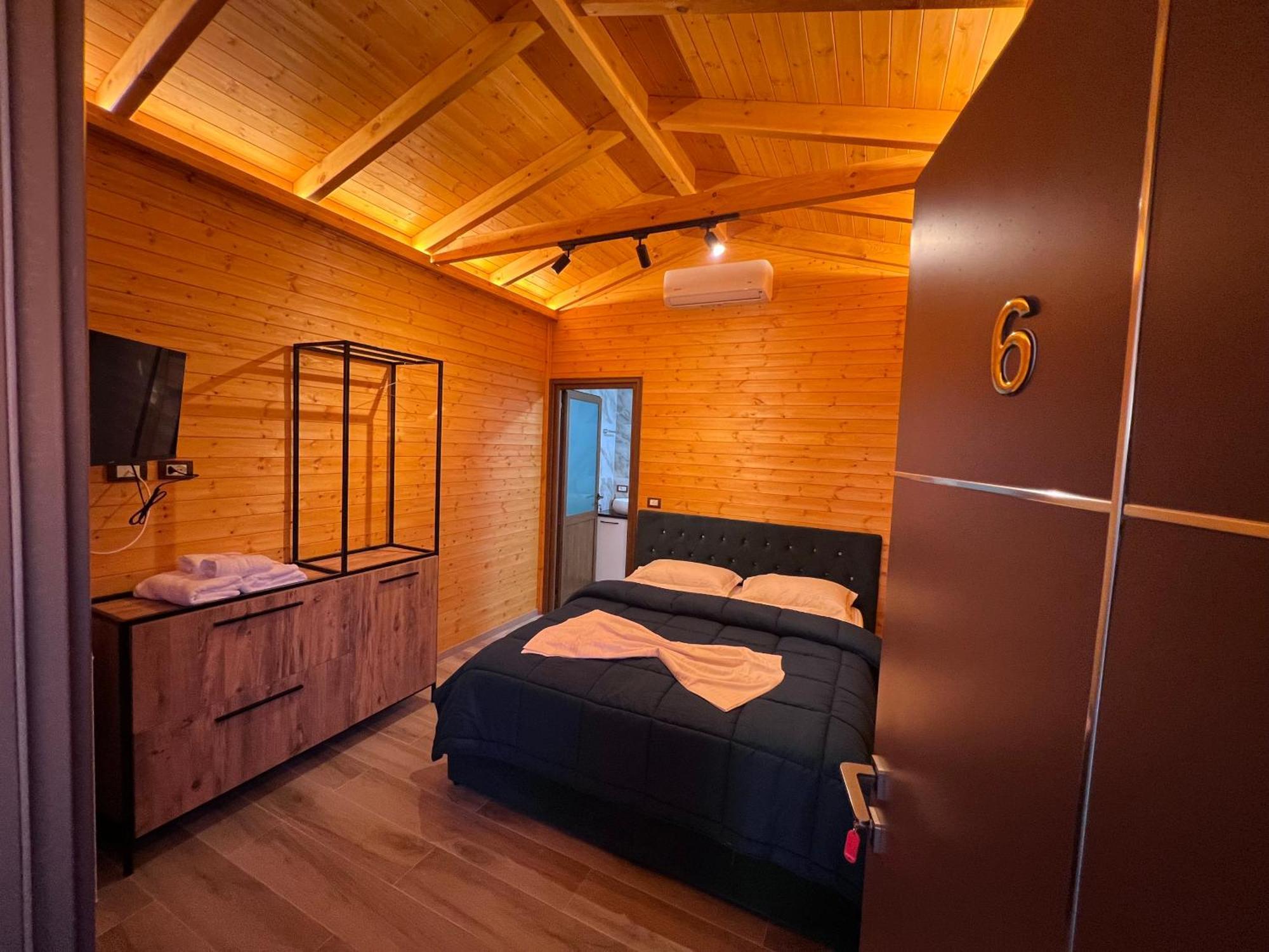 Hotel Megniar Lushnjë エクステリア 写真