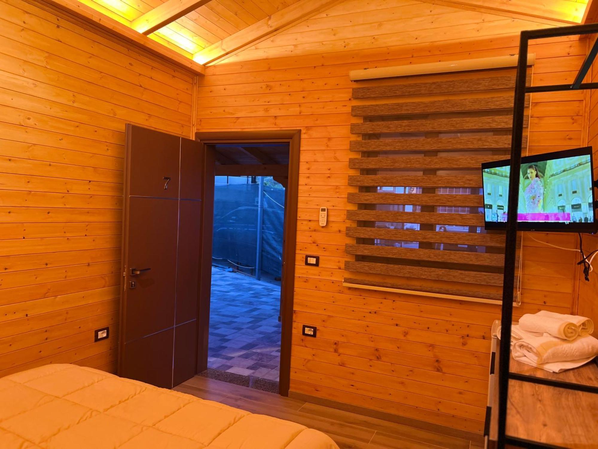 Hotel Megniar Lushnjë エクステリア 写真