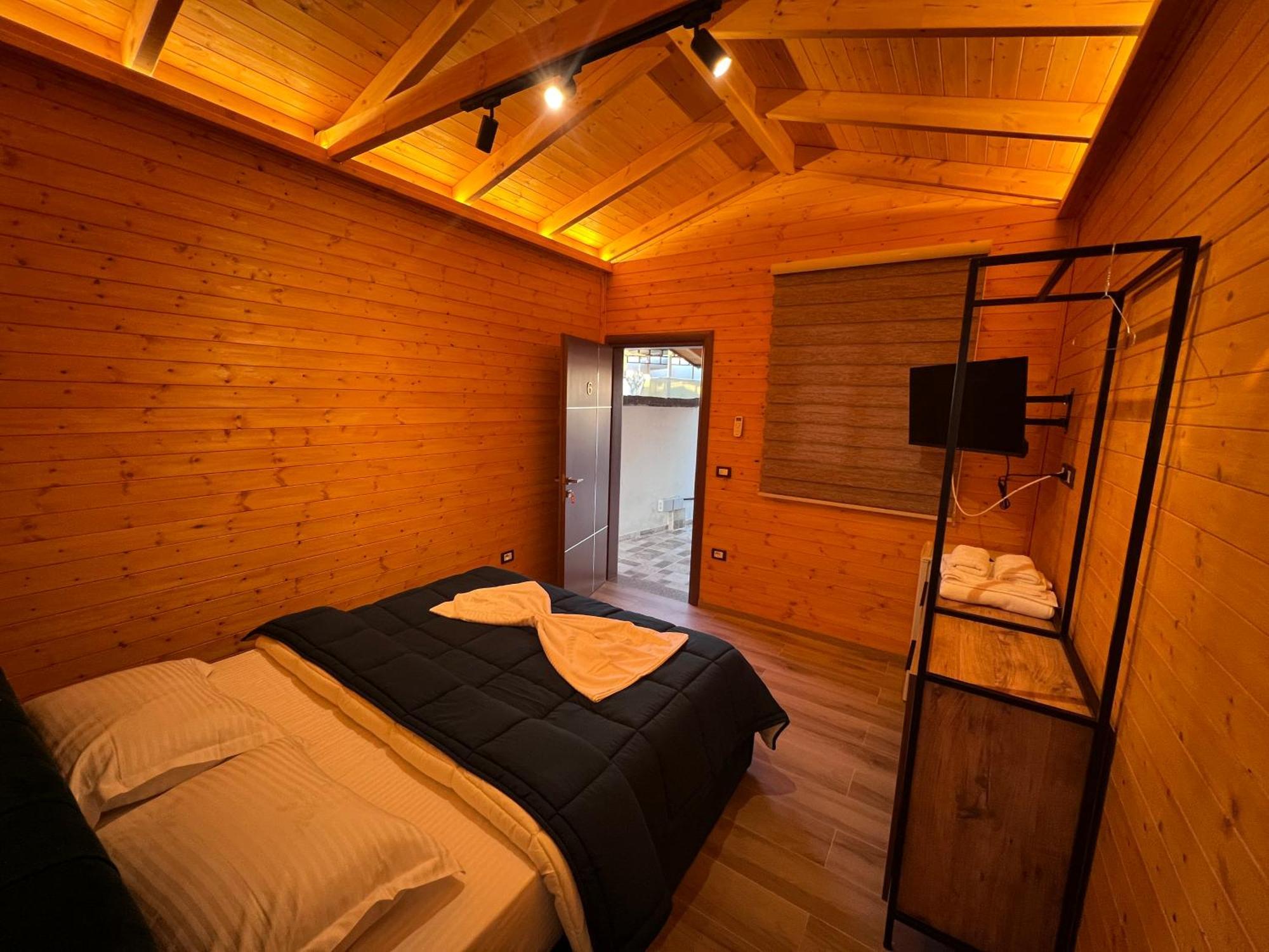 Hotel Megniar Lushnjë エクステリア 写真